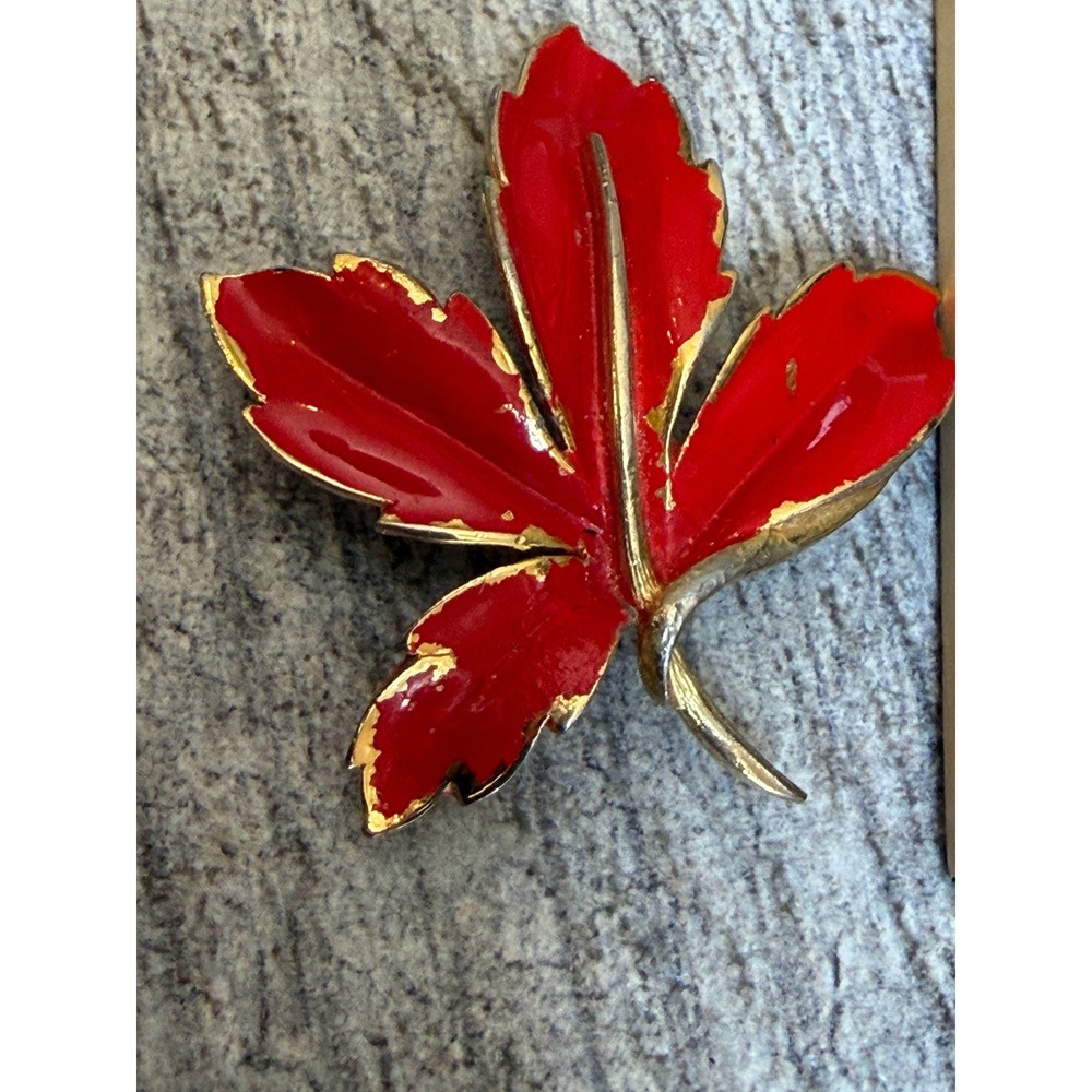 Maple Leaf Brooch Lapel Hat Pin Enamel Gold Tone Autumn Nature Costume Vintage